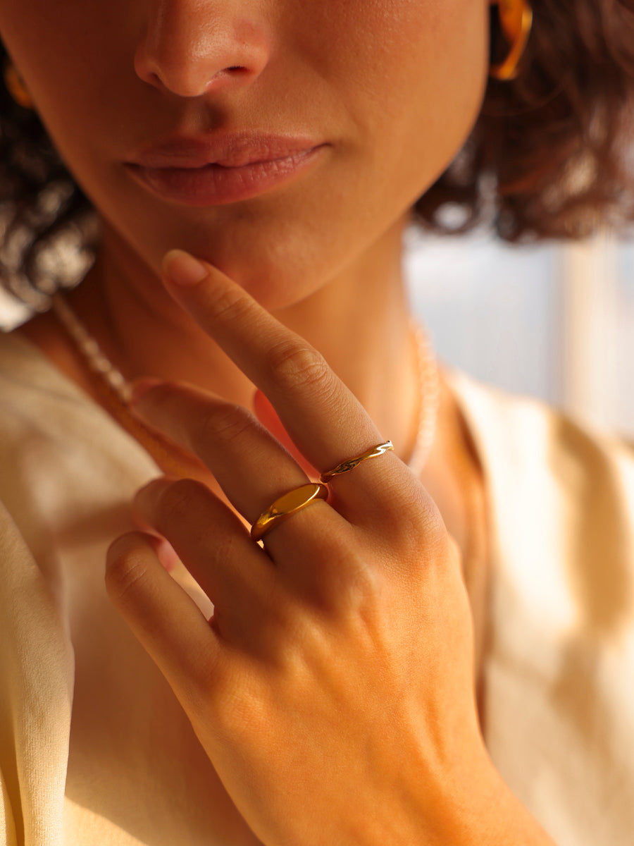 Anillo de diseño moderno y curvo