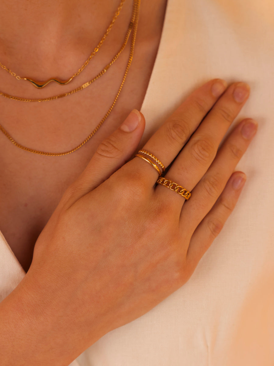 Elegante anillo entrelazado