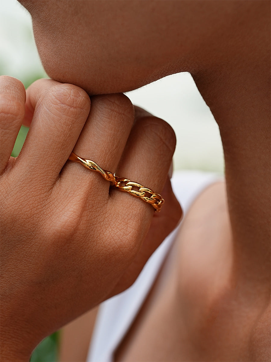 Anillo de diseño moderno y curvo