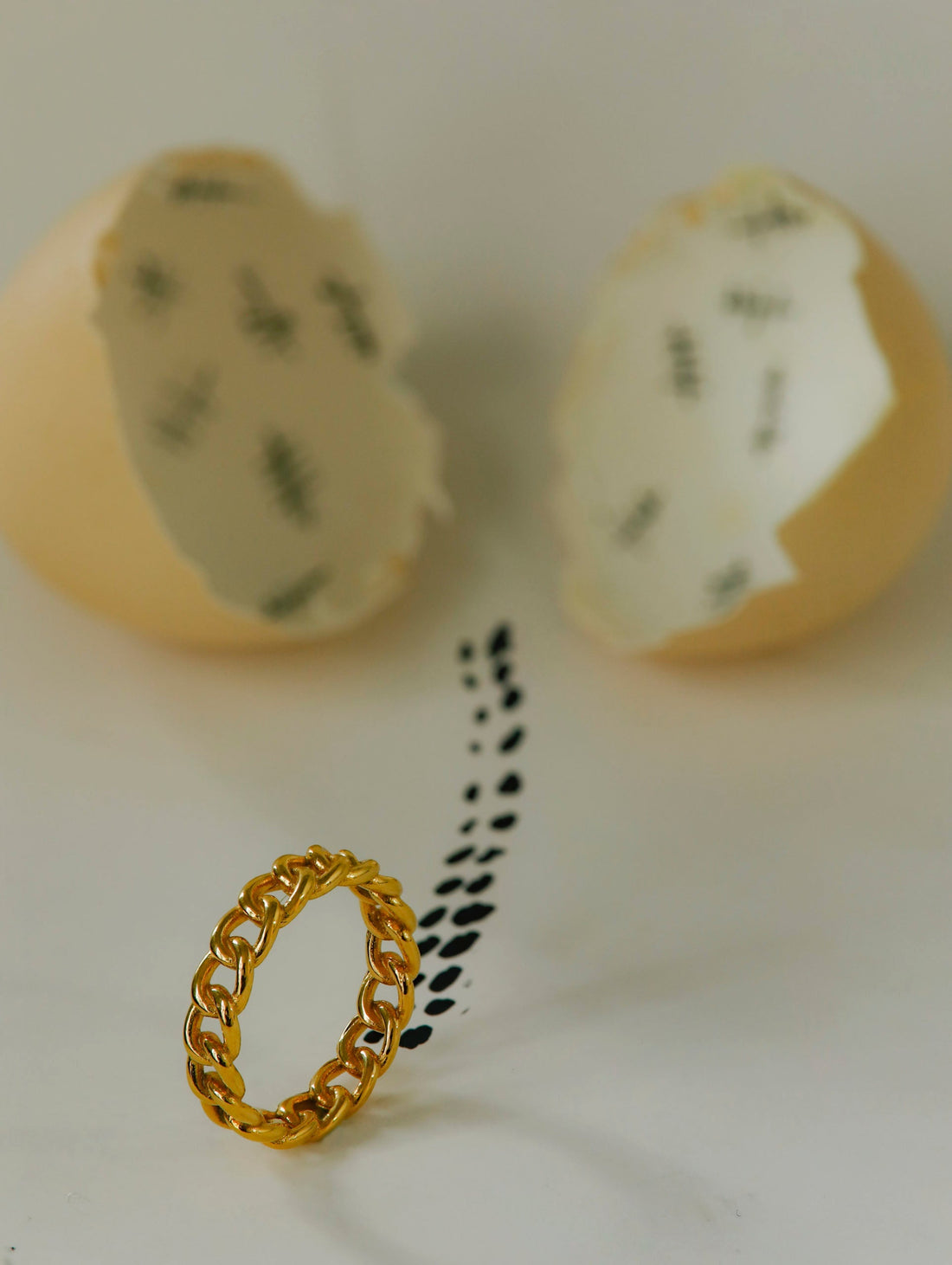 Elegante anillo entrelazado