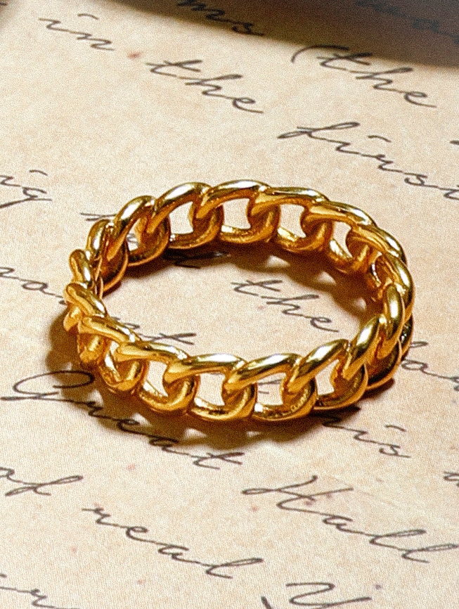 Elegante anillo entrelazado