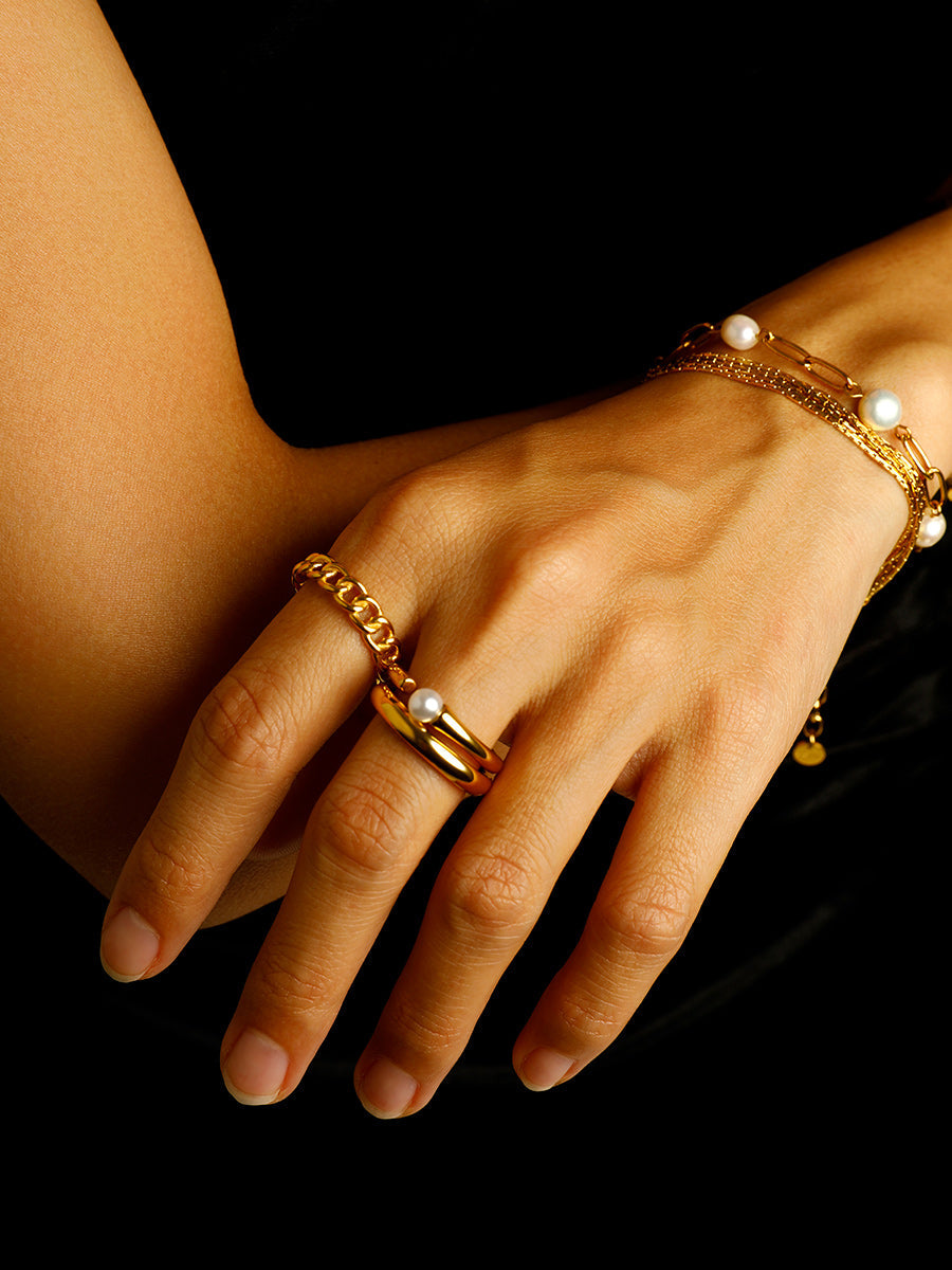 Elegante anillo entrelazado