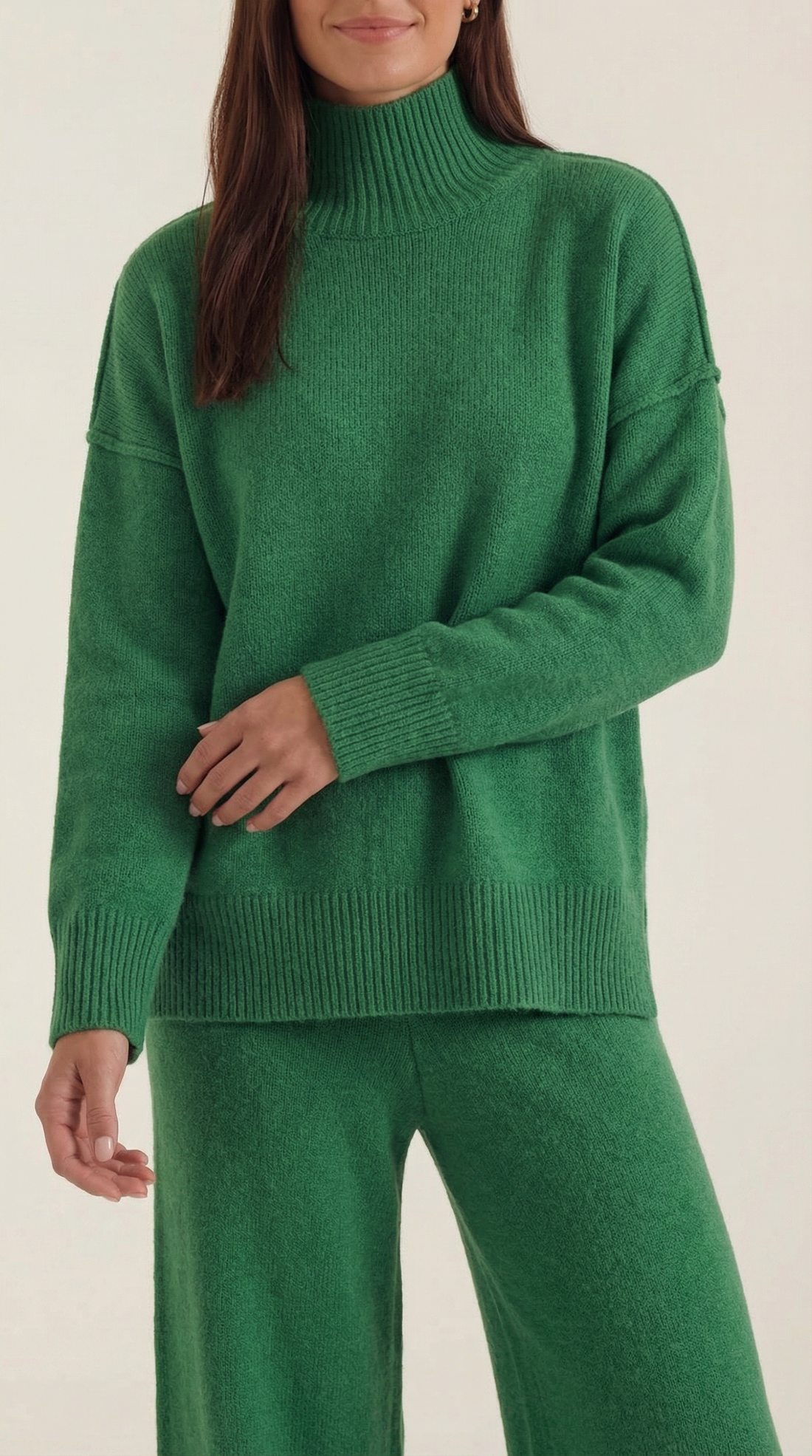 Conjunto de suéter de punto de cuello alto y jeans