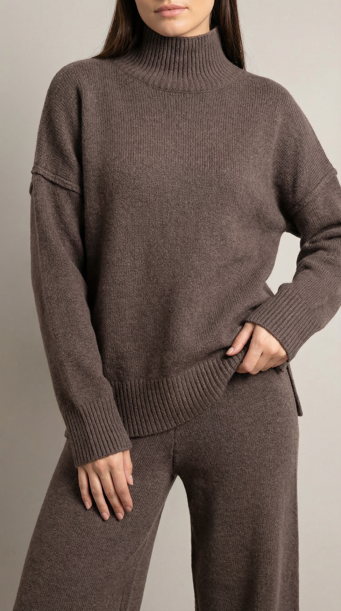 Conjunto de suéter de punto de cuello alto y jeans