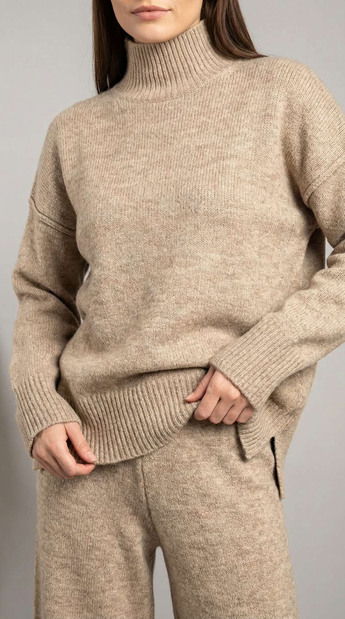 Conjunto de suéter de punto de cuello alto y jeans