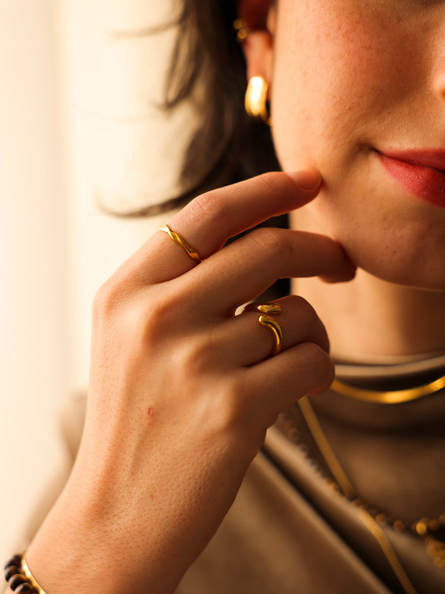 Anillo de diseño moderno y curvo