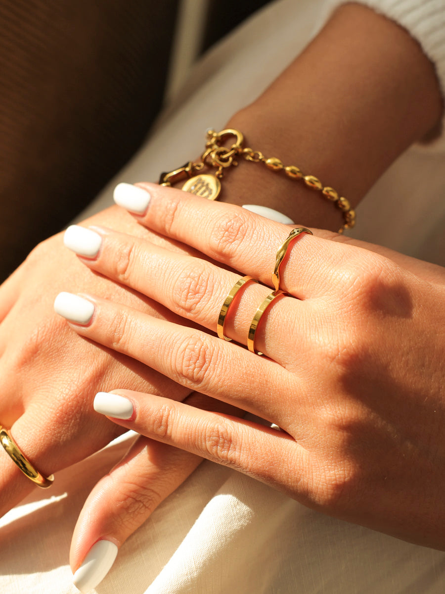 Anillo de diseño moderno y curvo