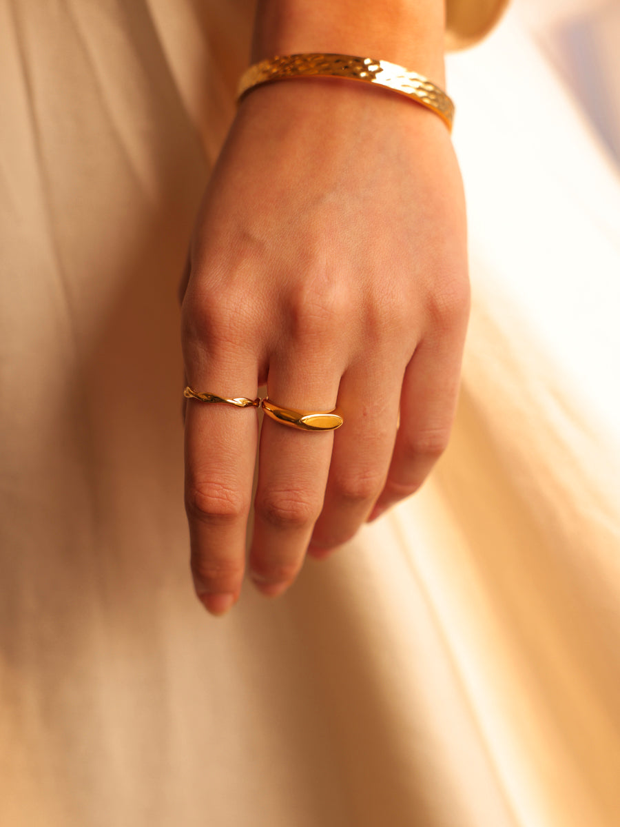 Anillo de diseño moderno y curvo