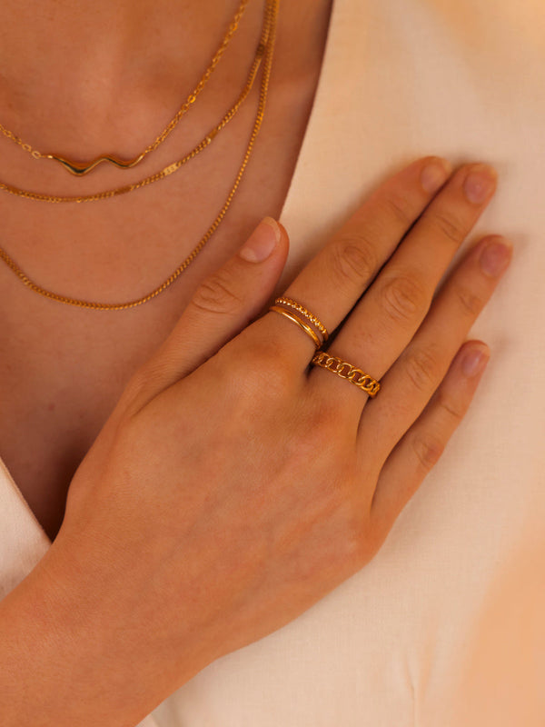 Elegante anillo entrelazado