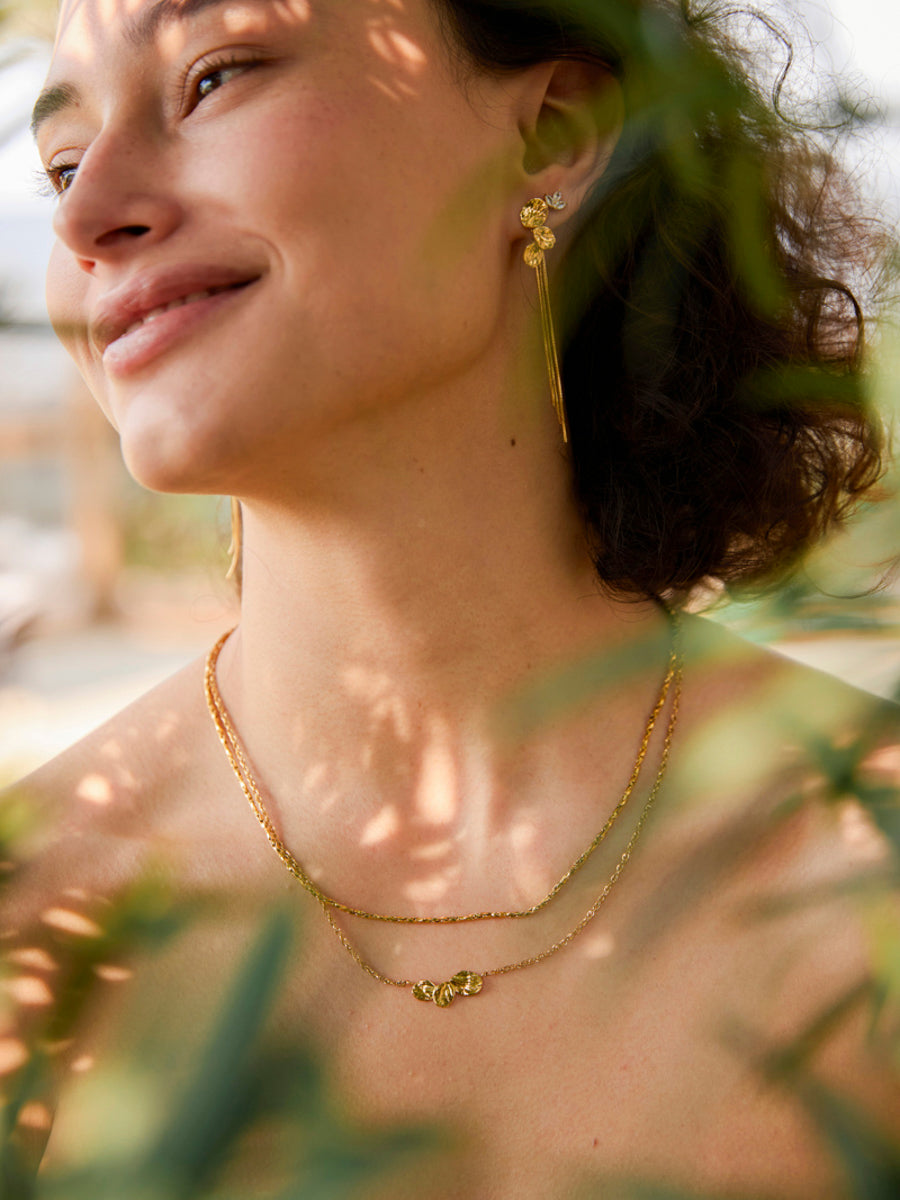 Pendientes brillantes en forma de hoja