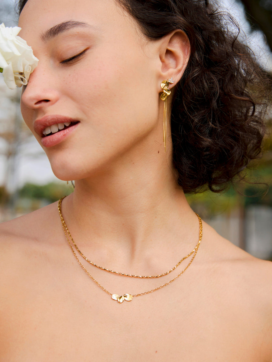Pendientes brillantes en forma de hoja