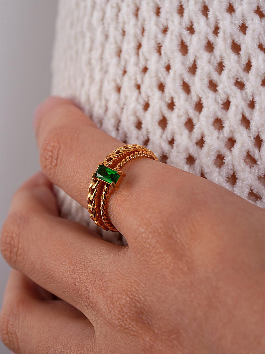 Elegante anillo verde en espiral